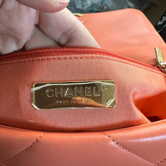 CHANEL 19 HANDBAG Lambskin, Gold-Tone, Silver-Tone&Ruthenium-Finish Metal CORAL - Picture 12 of 13